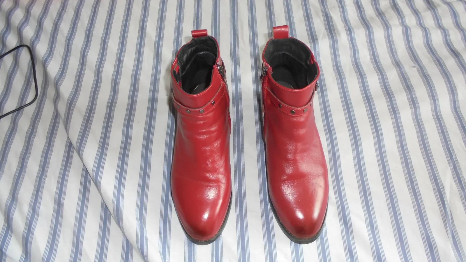 paires de belles bottines femme rouge taille 40 - Photo 1