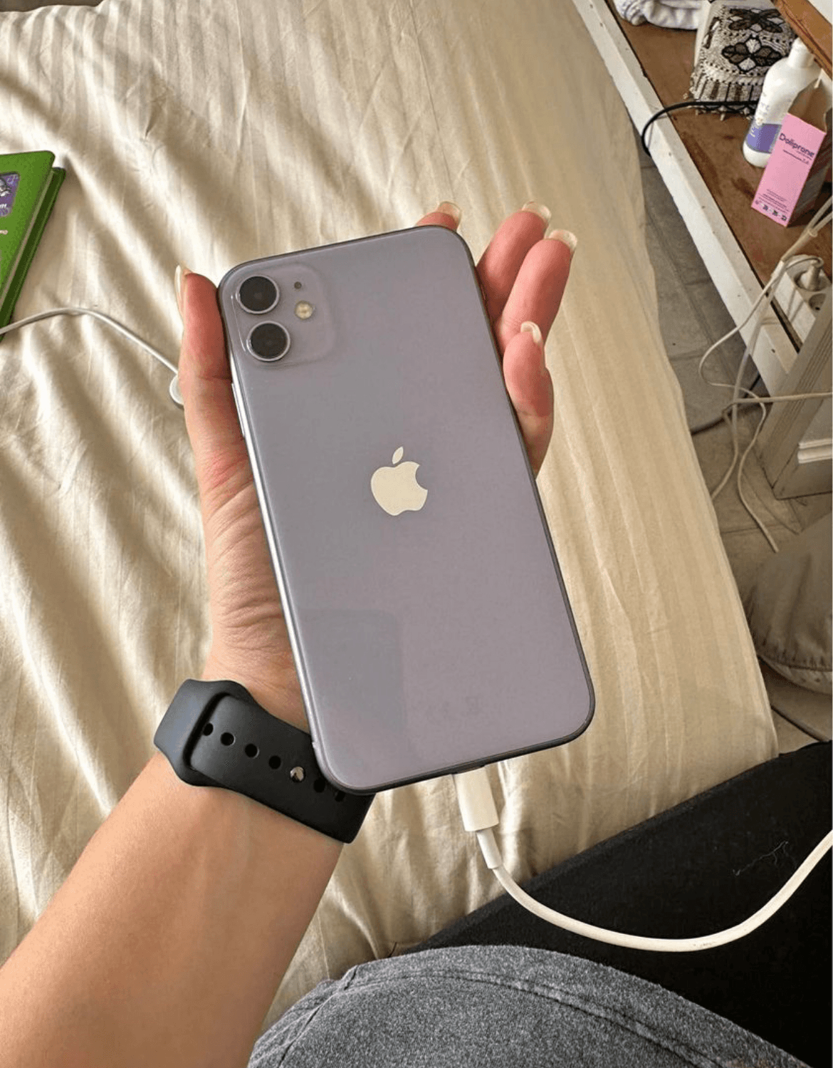 iPhone 11 violet avec boîte et accessoires - Photo 1