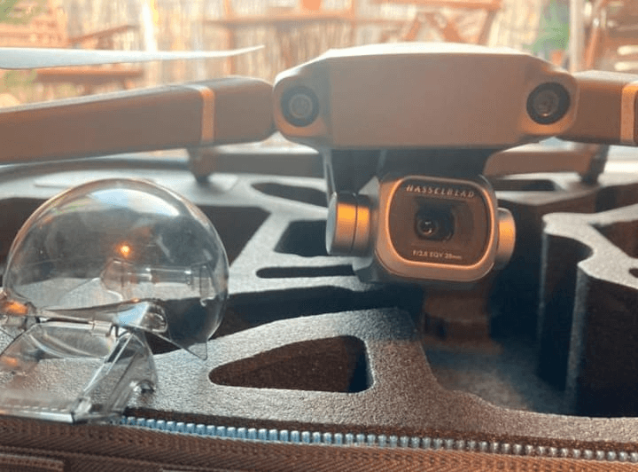 Je vends mon drone bien-aimé Mavic 2 Pro. Il est en bon état et fonctionne parfaitement.