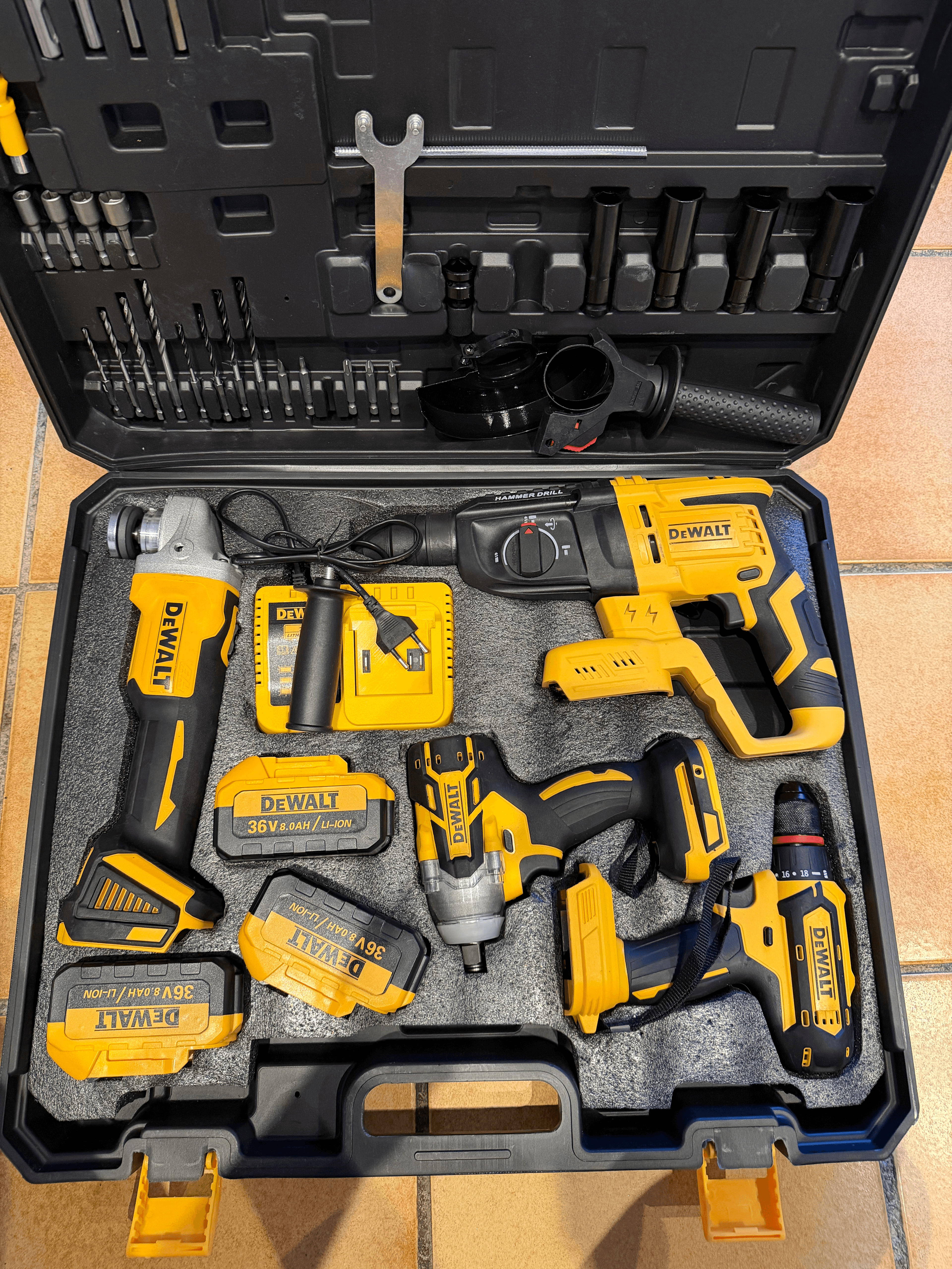 Kit DEWALT 36V complet avec perforateur, visseuse, meuleuse et 3 batteries