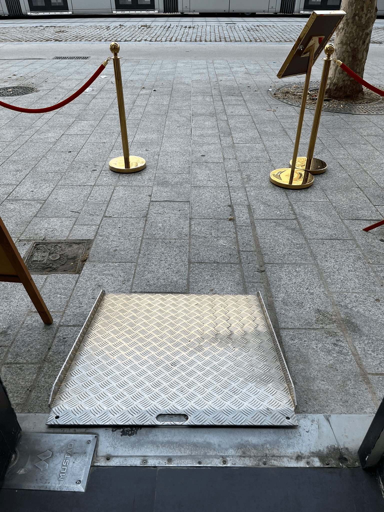 Rampe d'accès pour PMR en aluminium - Photo 1