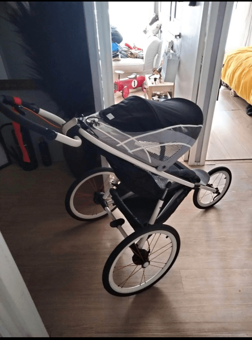Poussette Bébé trois roues - Photo 1
