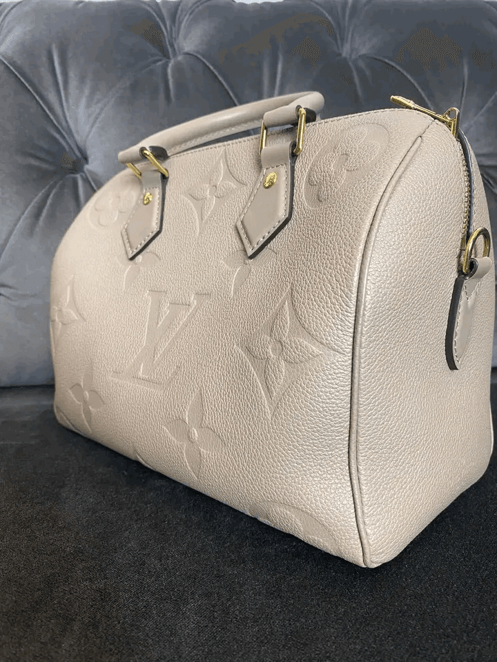 Sac de sorti des femmes élégants.. . Faire ressorti la personnalité
de la femme - Photo 1