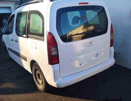 PEUGEOT Partner Tepee XTR 1.6 HDI 112CV blanc presque de 2015 - Photo 1