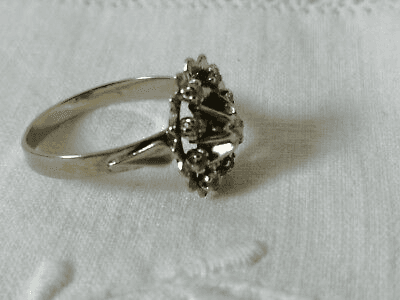 Bague en or blanc et saphirs blancs - Photo 1