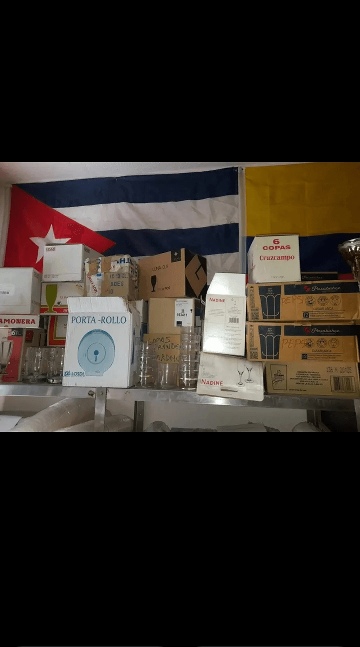 Vente des plats a mangé, café et verre à boissons - Photo 1
