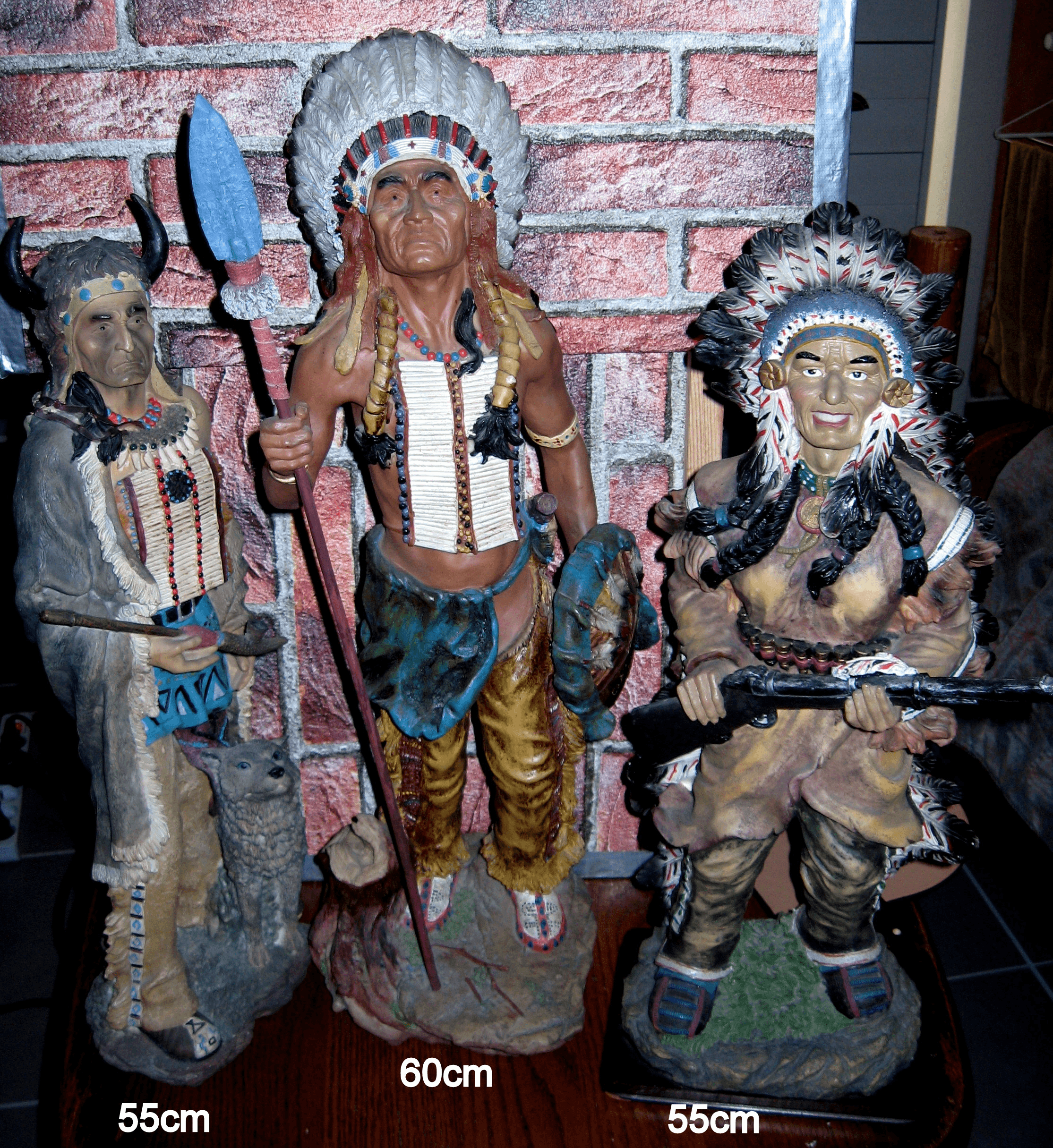 3 grandes statues d’Indiens