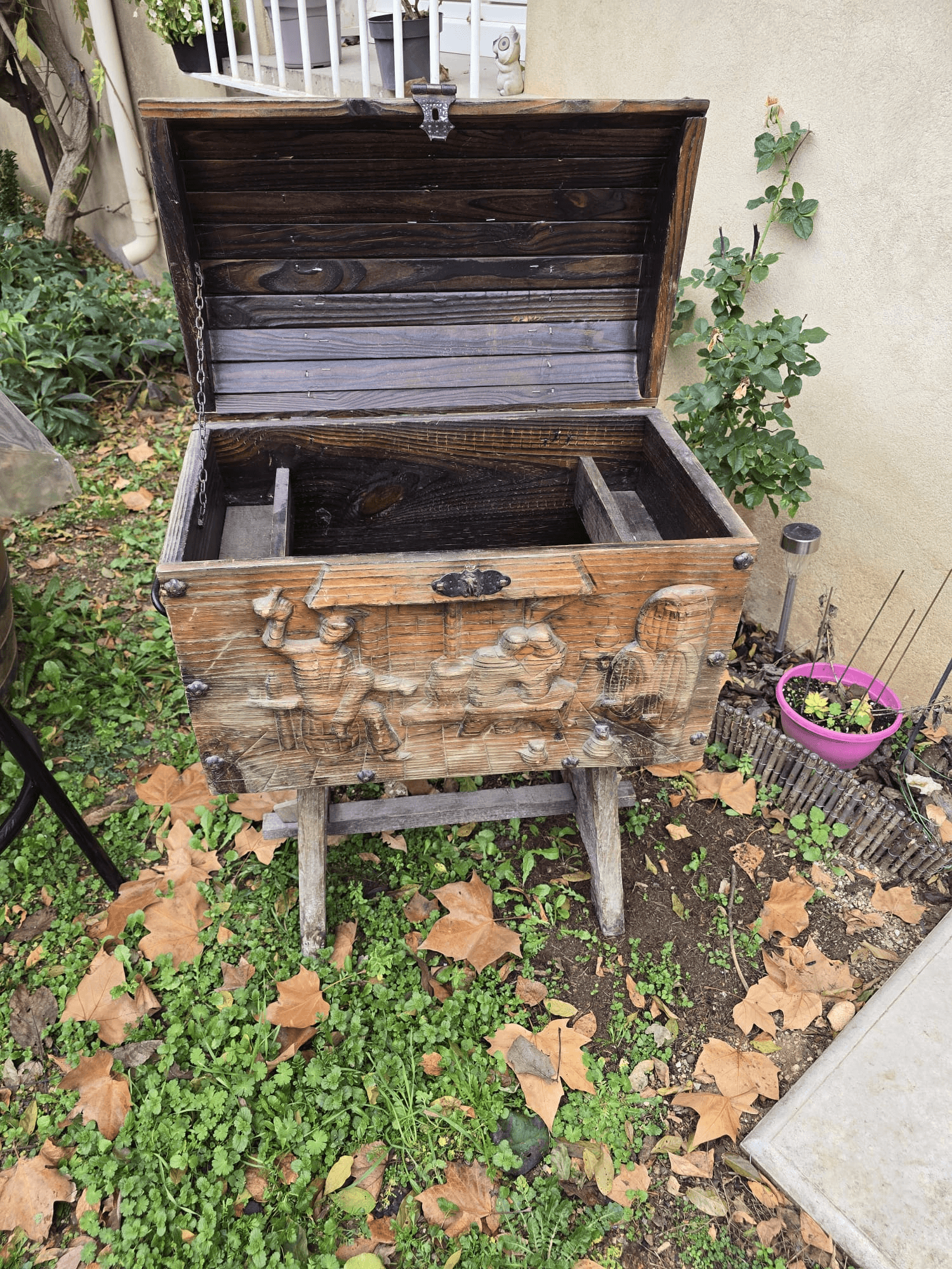 Coffre centenaire en bois massif - Photo 1