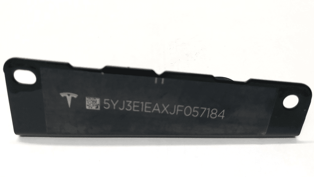 Plaque de pare-brise Tesla 1098075-00-A 63 - Photo 1