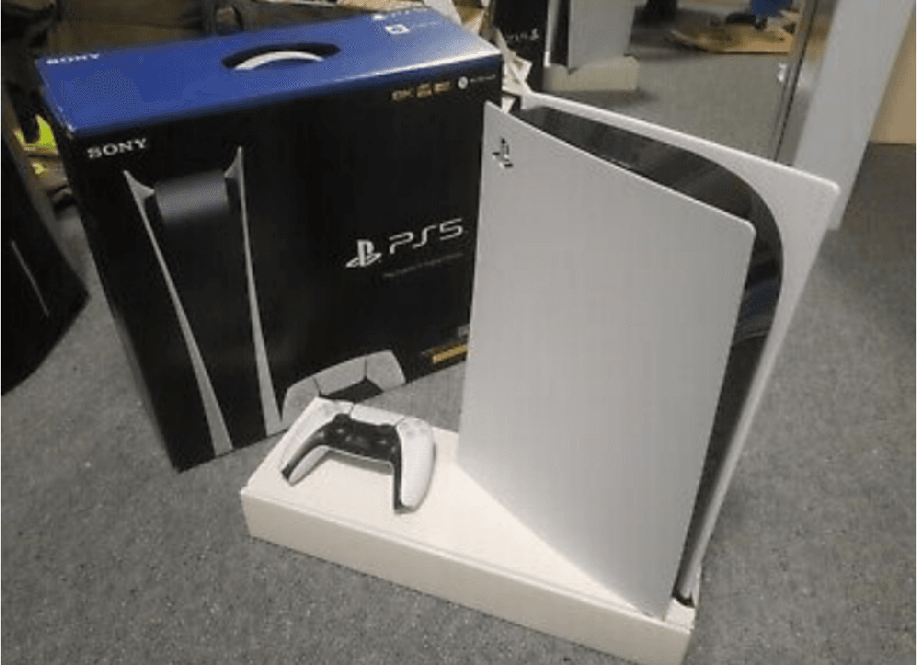 PS 5 console - Photo 1