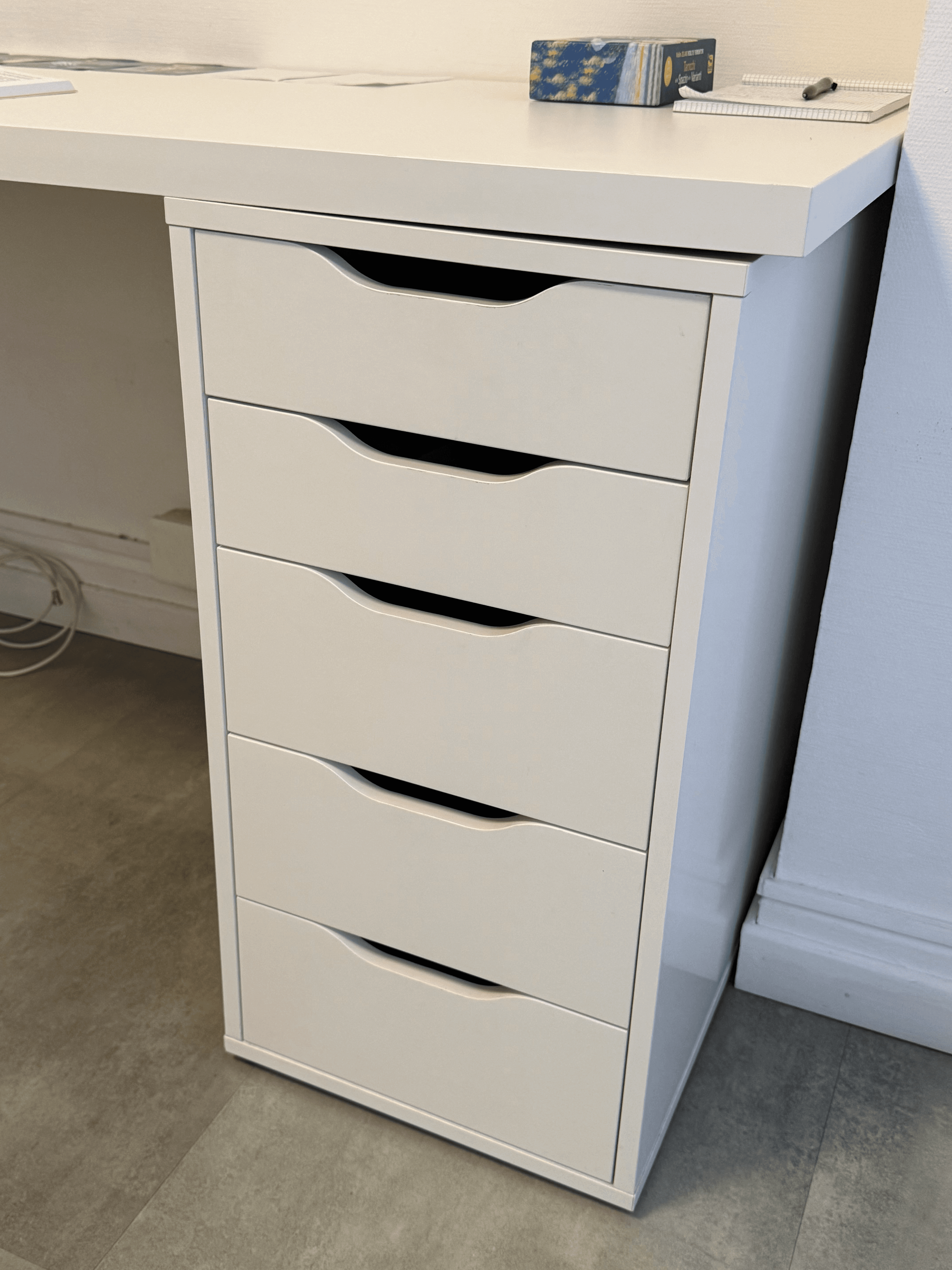 Bureau compact avec caisson de tiroirs - Photo 1