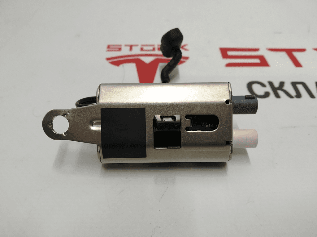 Amplificateur d'antenne gauche Tesla modèle X 1448944-00-B - Photo 1