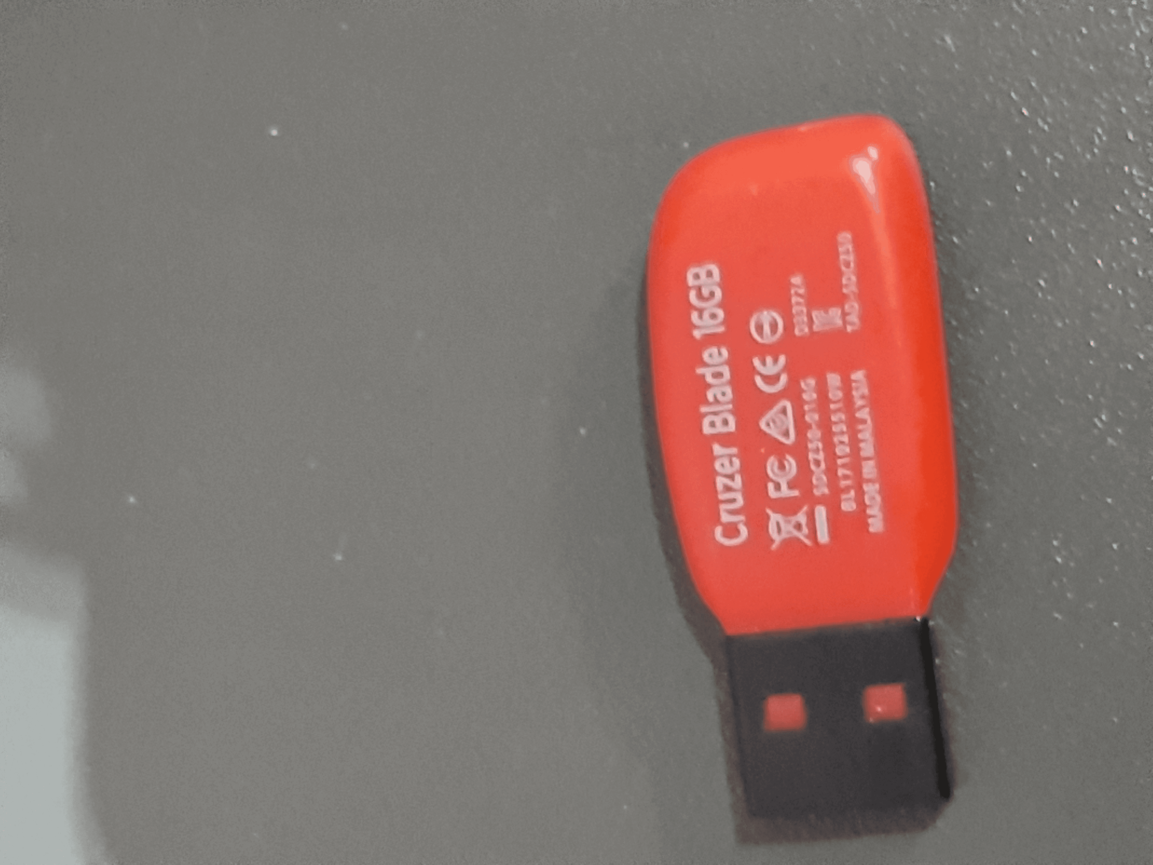 je vends la clé usb 16go comme neuf jamais servi - Photo 1