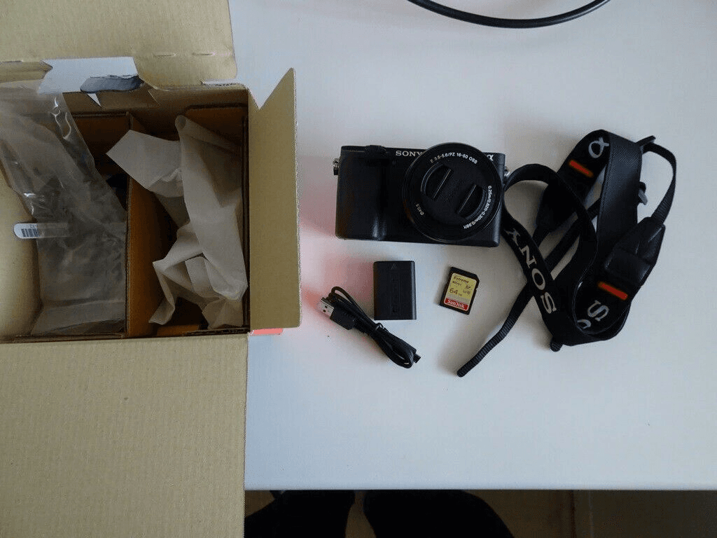 Sony A6400 avec objectif 16-50 mm et boîtier Sea Frogs Salty Line Sub-M - Photo 1