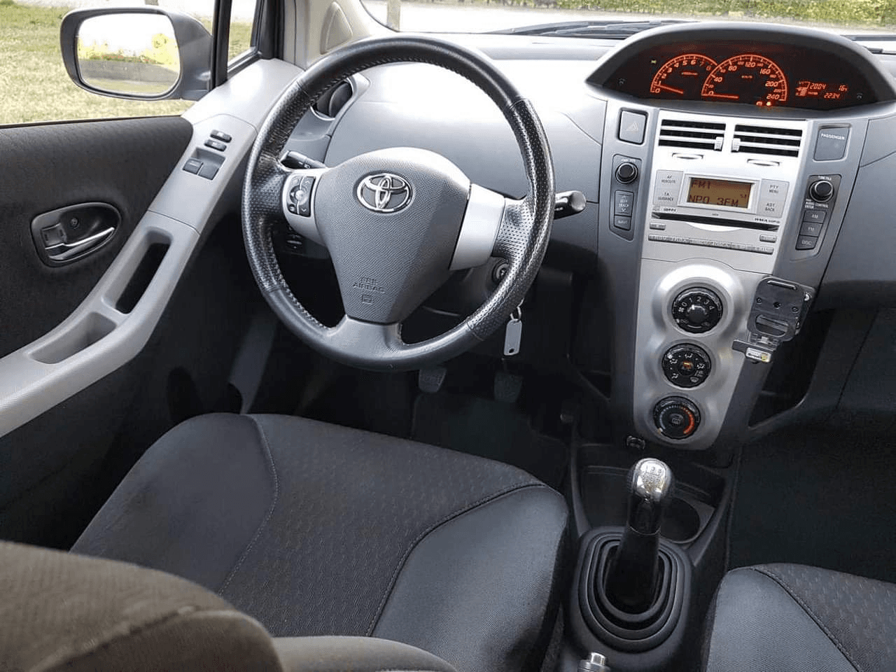 TOYOTA YARIS - Photo 1