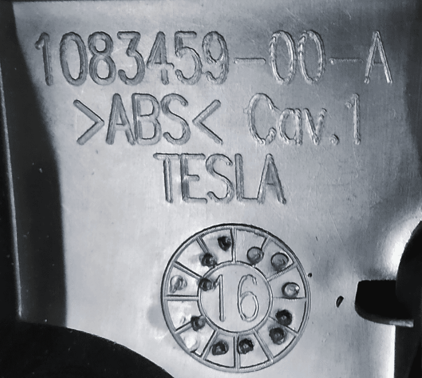 Revêtement décoratif (plastique) conducteur/passage inférieur avant. sièges Tesla 1083459-00-A - Photo 1