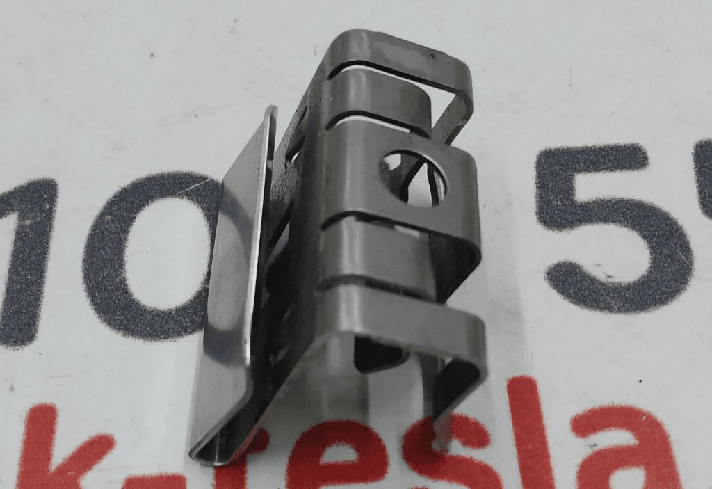 Clip de boxe pour le compartiment moteur RWD Tesla 1009509-00-B - Photo 1