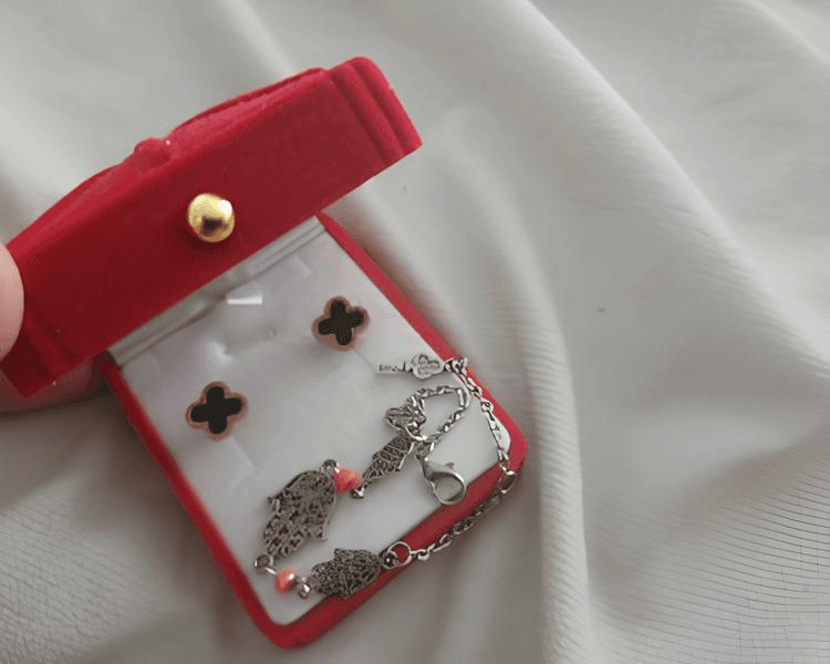 Boucles d’oreilles en plaqué or avec bracelet offert