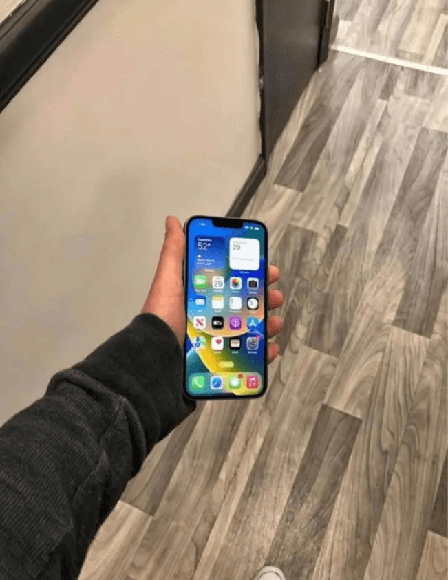 iPhone 14 - Photo 1