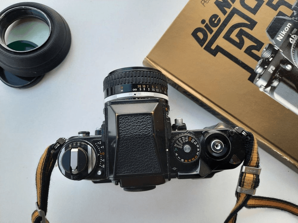 Appareil photo analogique Nikon F3 avec livre - Photo 1
