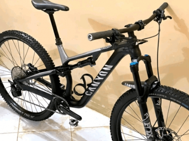 Vélo de course couleur noire - Photo 1
