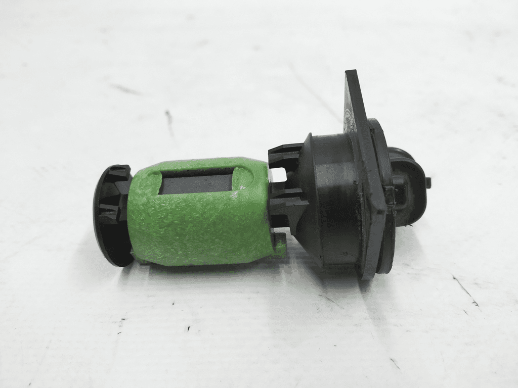Capteur de niveau de liquide lave-glace Tesla 1056770-00-A - Photo 1