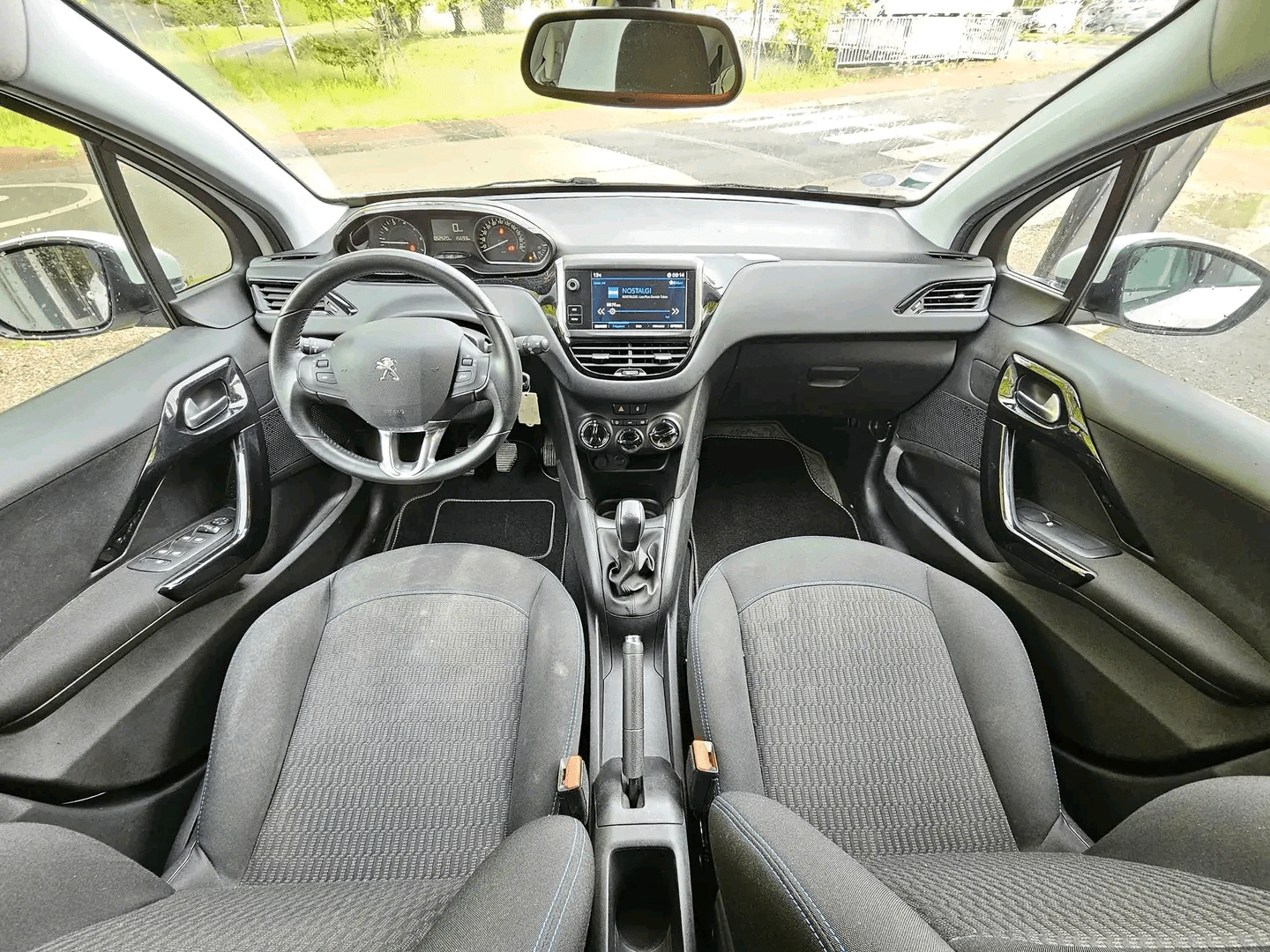 A saisir Peugeot 208 - Photo 1
