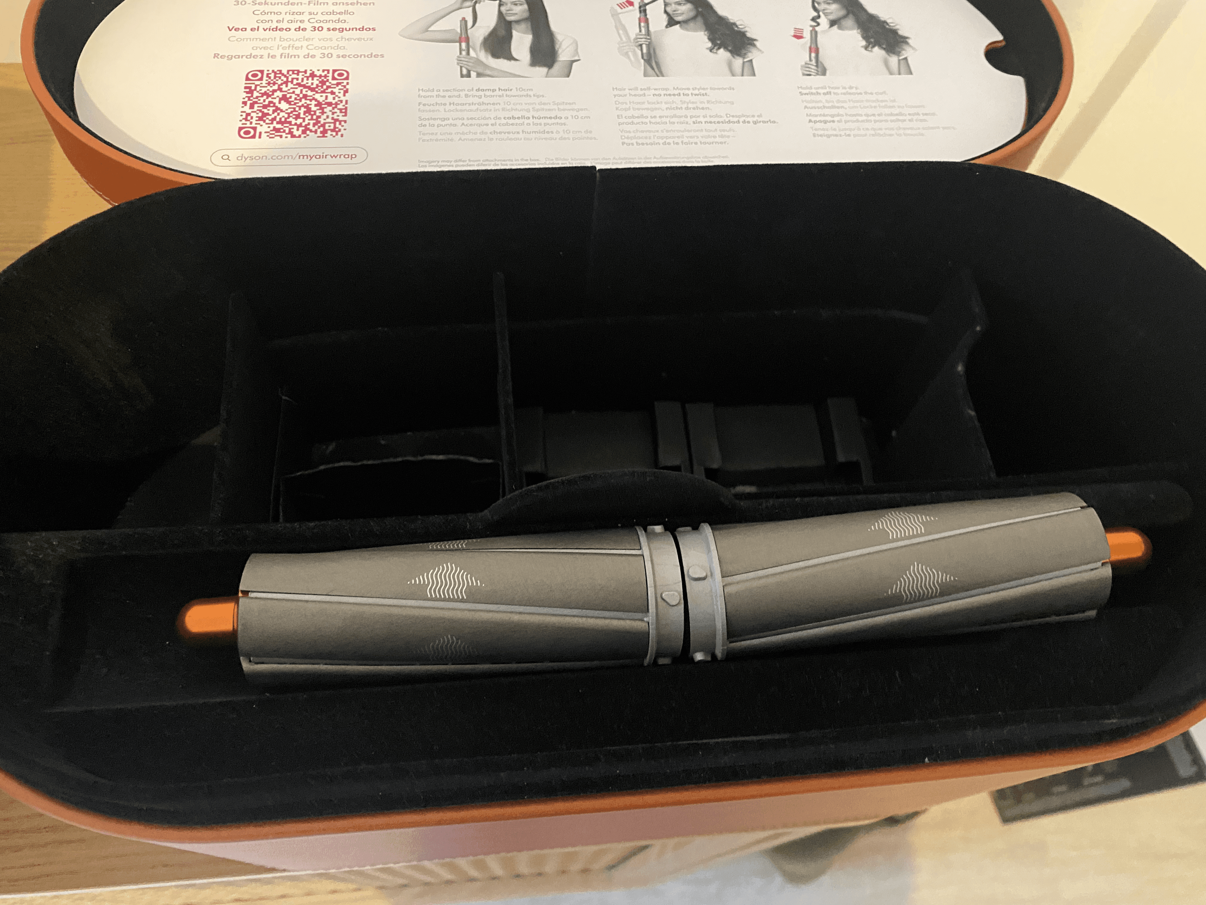 2 barrettes pour cheveux Dyson et Coffret Dyson Airwrap et ses
accessoires. - Photo 1