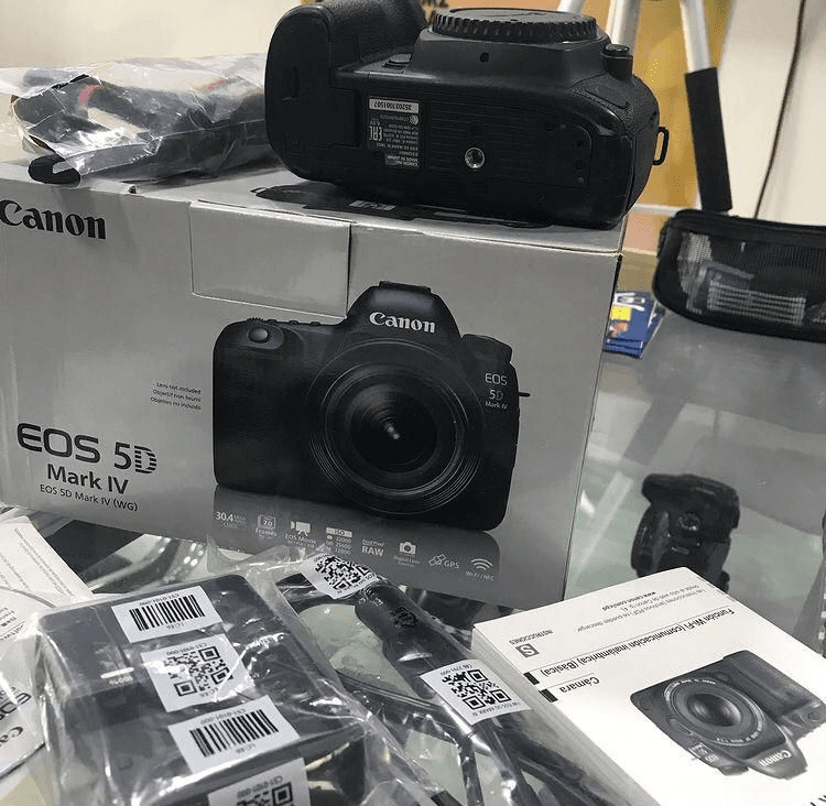 Je veux vendre Canon 5d mark iv livré avec des accessoires complets - Photo 1