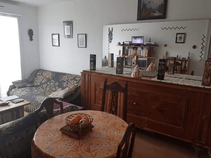J'offre hébergement gratuit à une très jeune femme - Photo 1
