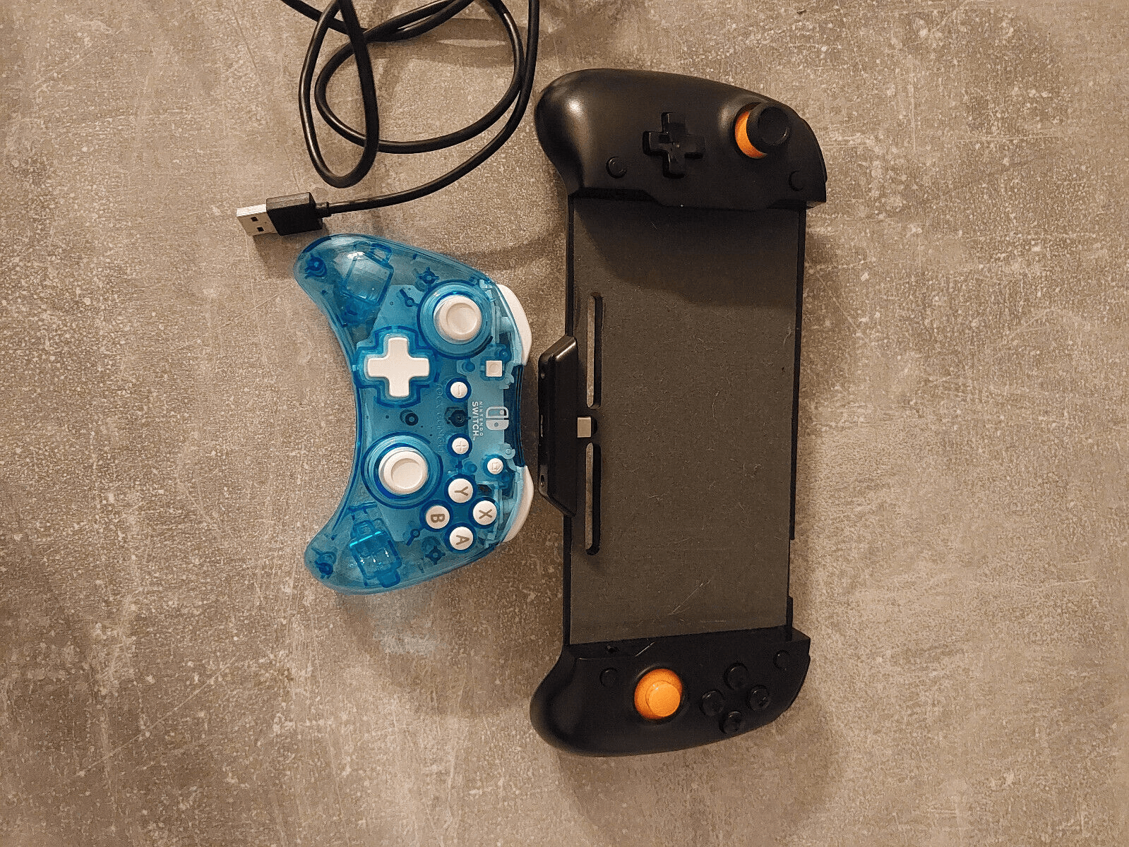 Nintendo switch à deux manettes avec des jeux - Photo 1