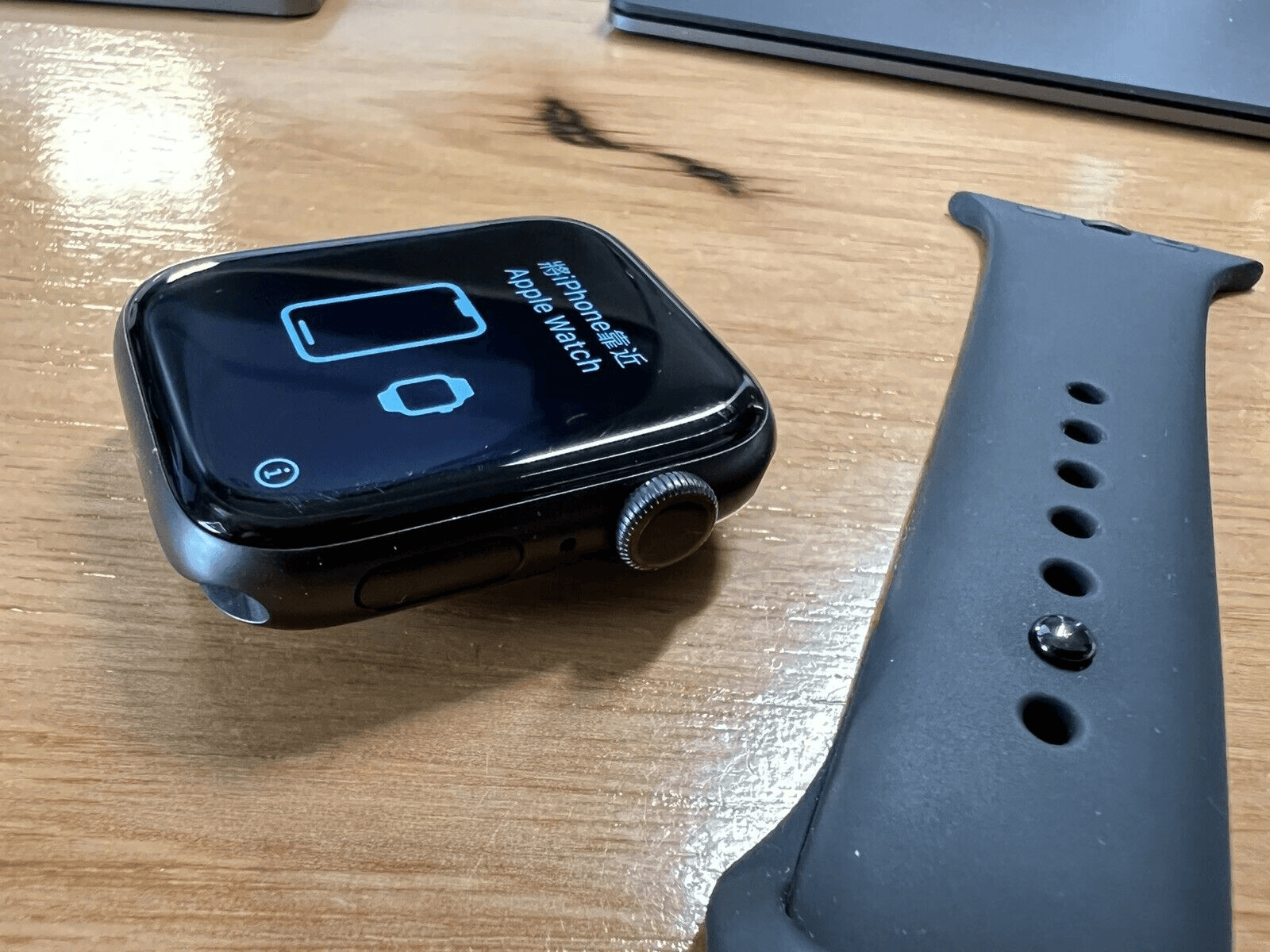 Apple Watch Series 6 Boîtier en aluminium gris sidéral de 44 mm avec bracelet sport noir - - Photo 1